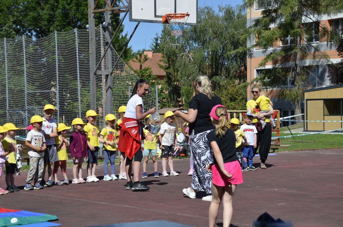 Den dětí v lesoparku a na školním hřišti